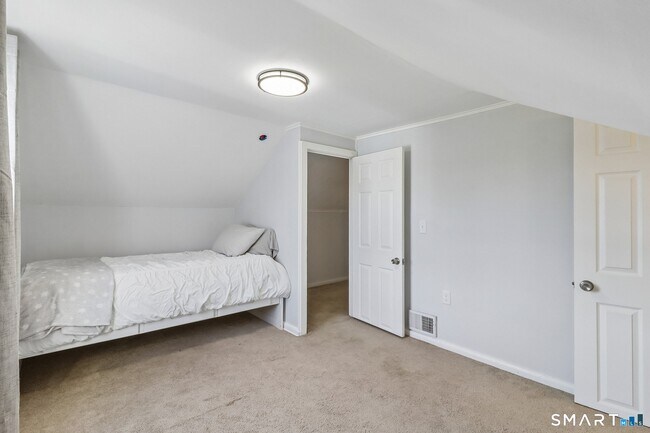 Building Photo - 27 Melrose Ave