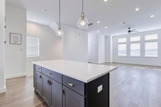 Building Photo - 334 Eastwood St