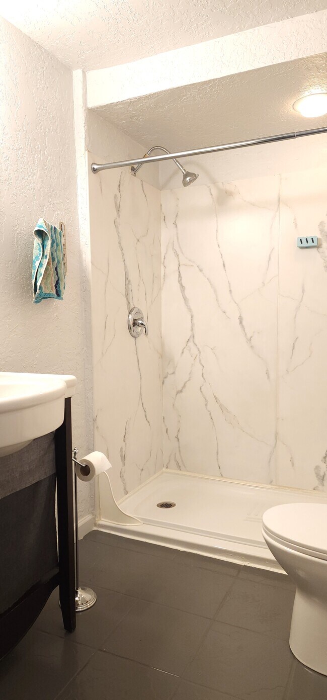 Building Photo - 42-KE642 N Bass Ct