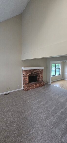 Building Photo - 10832 Haskins St