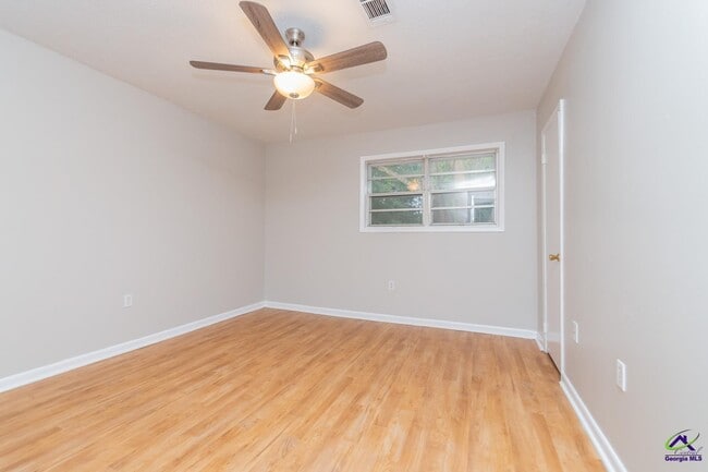 Building Photo - 105 Ora Cir