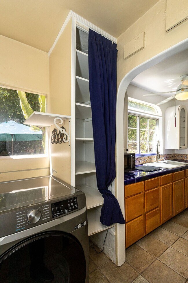 Building Photo - Warm & Welcoming Home Near Melrose with Room to Live, Work & Create