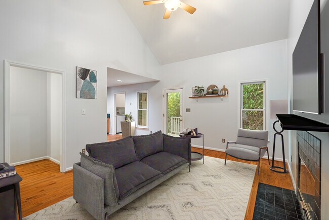 Building Photo - 1502 Hollywood St