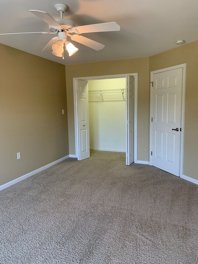 Building Photo - BEAUTIFUL 3 BED/2.5 BATH TOWNHOUSE!!