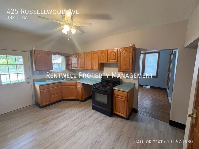 Building Photo - 425 Russellwood Ave
