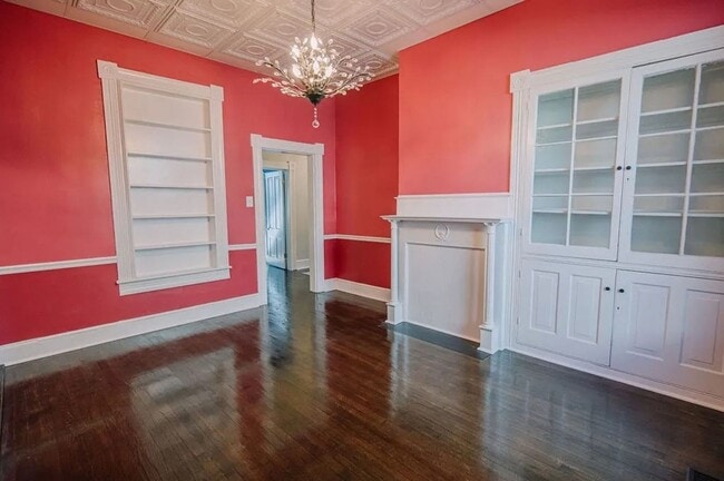 Building Photo - Newly Renovated & Spacious 4bed/2bath