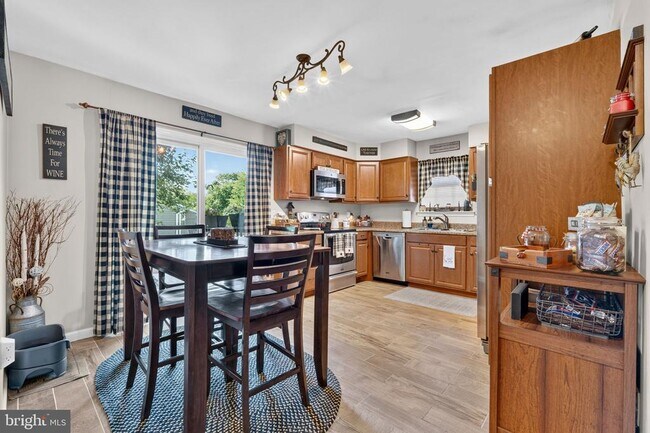 Building Photo - 8805 Rosanne Ct