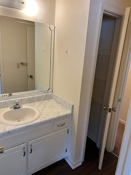 Full bathroom - 897 Ventnor Pl SW