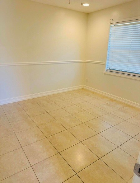 Building Photo - 1005 Manor Dr