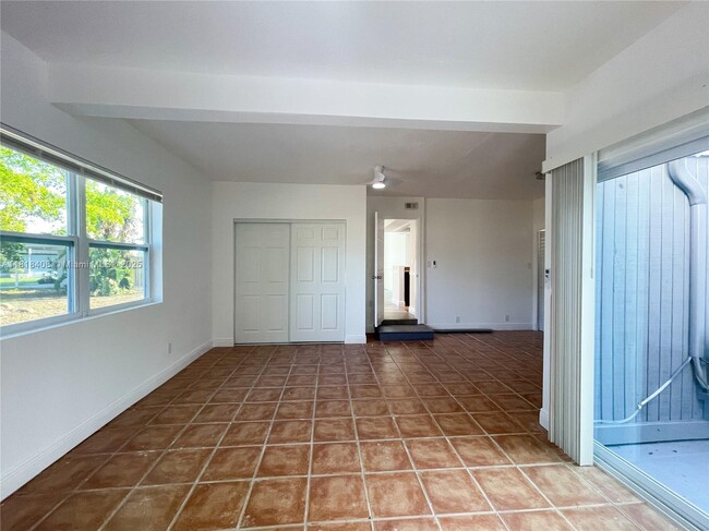 Building Photo - 7915 NW 73rd Ave