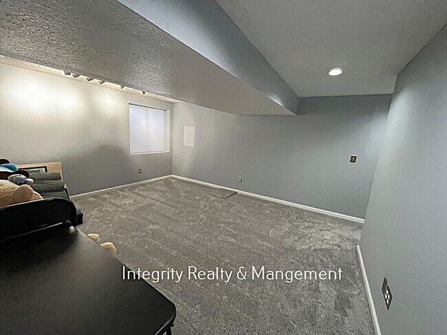 Building Photo - 4 bed 4 bath 1,954 sq ft-19151 E Garden Pl. Centennial Co 80015