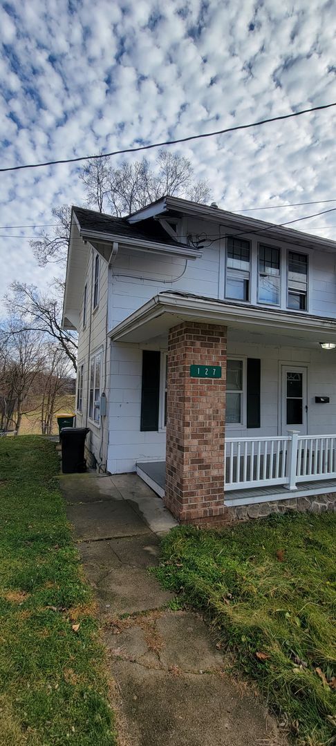 Building Photo - 3 bedroom (space bedrooms), 1 bath, 2 story single family