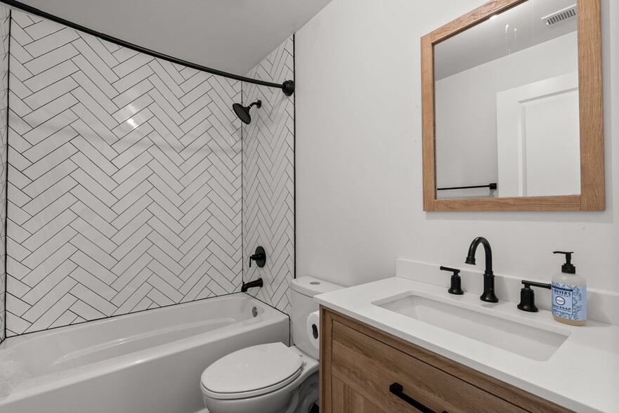 Building Photo - 14407 Sandy Ridge Ln