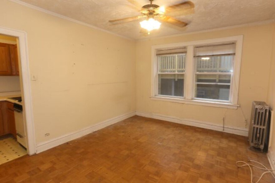 Building Photo - 717 W Belmont Ave