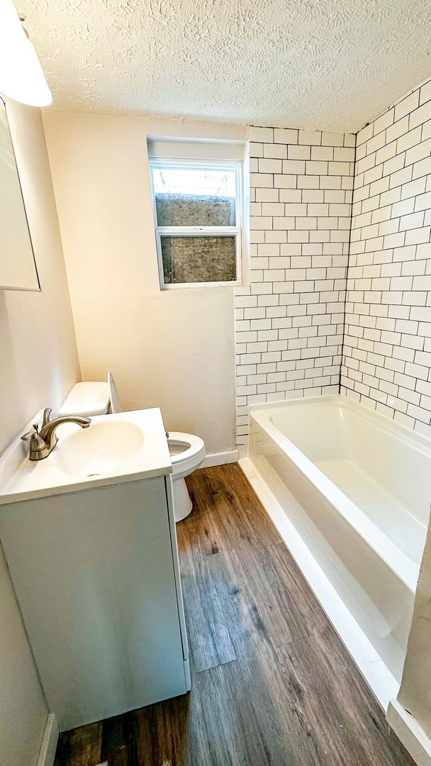 Building Photo - Beautifully Updated 2-Bedroom Ranch – Mode...