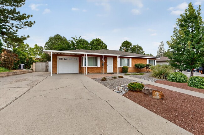 Building Photo - 2020 Hendola Dr NE