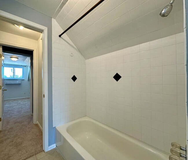 Building Photo - 3 Bedroom 2 Full Bath Renovated Single Fam...