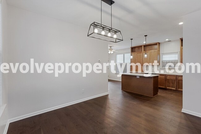 Building Photo - 1250 Island Pl E