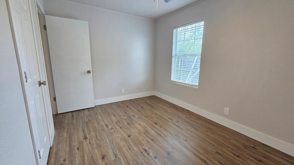 Building Photo - 623 N Converse St