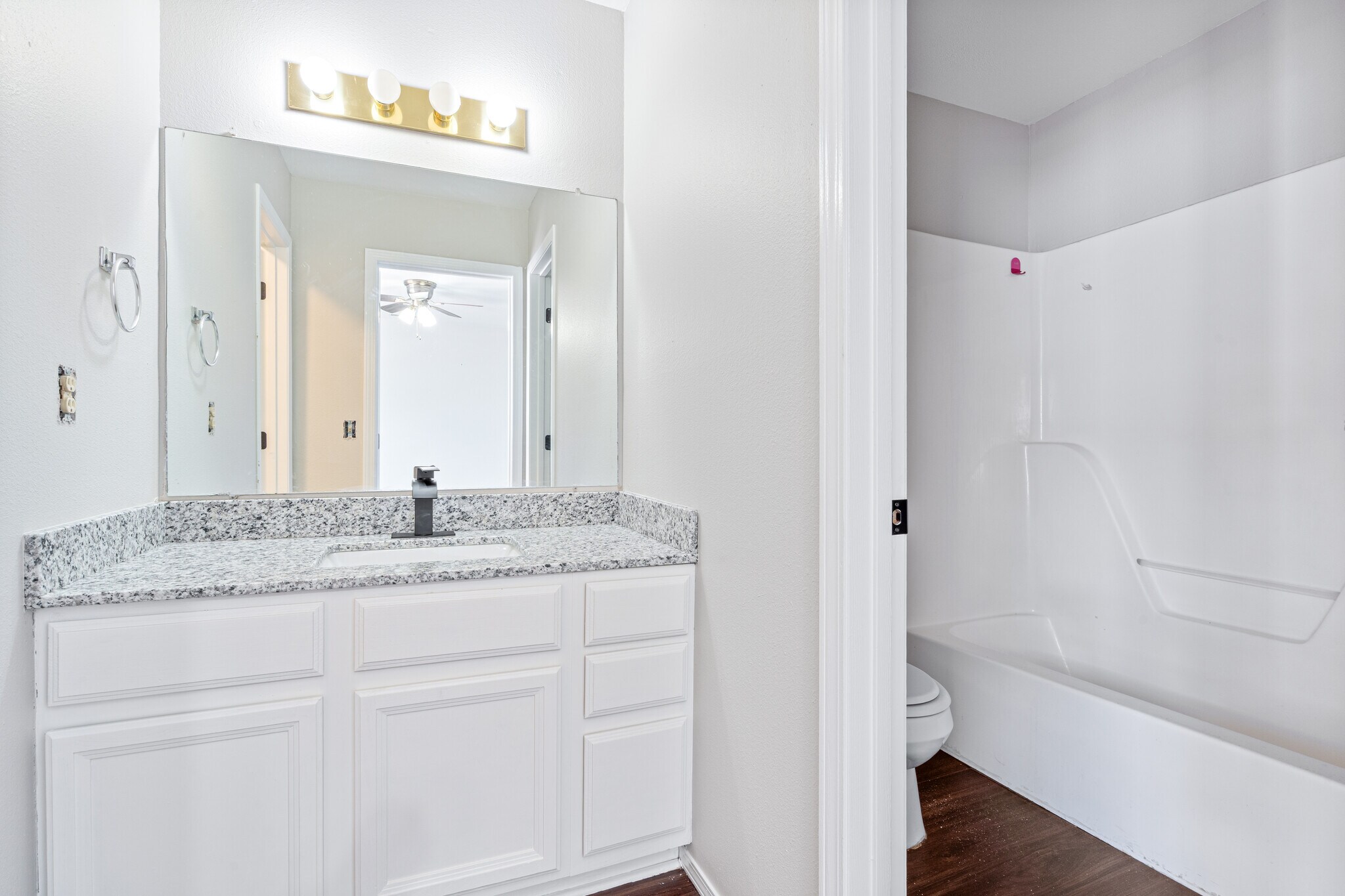 Building Photo - 950 W Eagle St