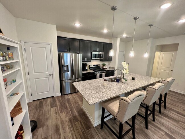 Building Photo - Almost New 3BD 2.5Bath Townhouse