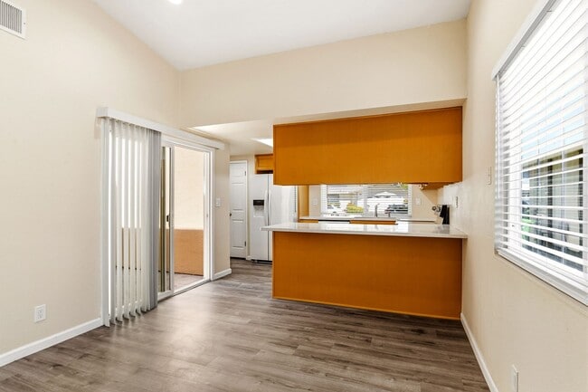 Building Photo - Union City 4-Bed, 2-Bath w/ 2-Car Garage & Vaulted Ceilings