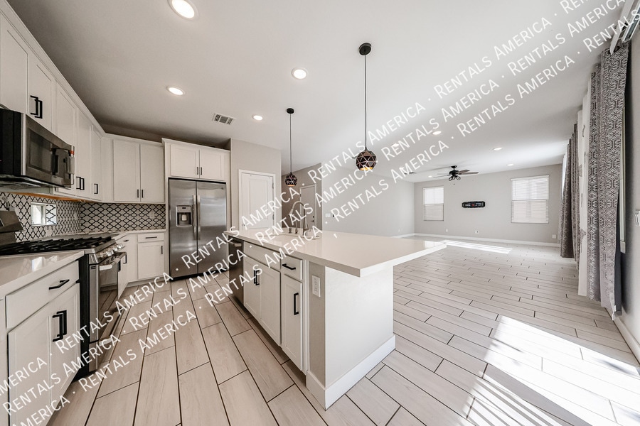 Building Photo - 1321 W Coyote Dr