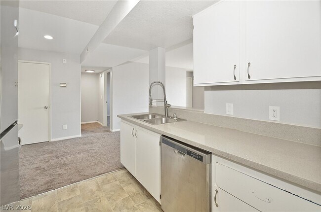 Building Photo - 220 Mission Catalina Ln
