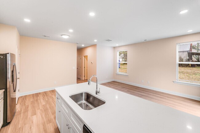 Building Photo - 645 Brookwood St