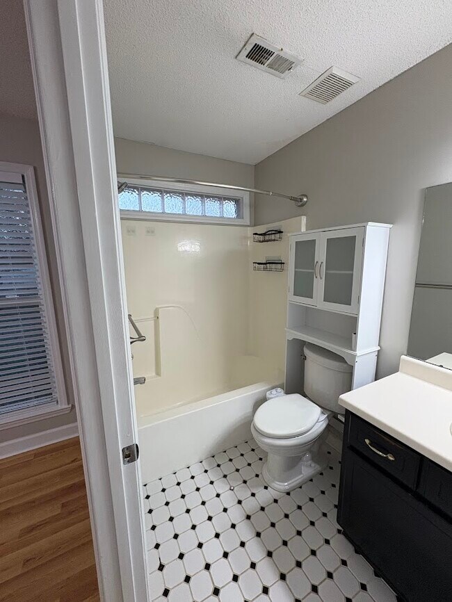 Building Photo - 103 Willow Green Dr