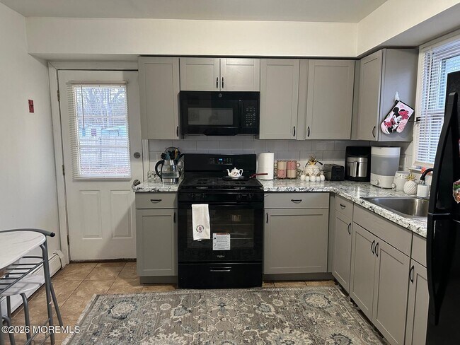 Building Photo - 61 E 5th St