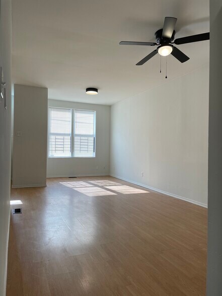 Bright living space - 904 N Carlisle St
