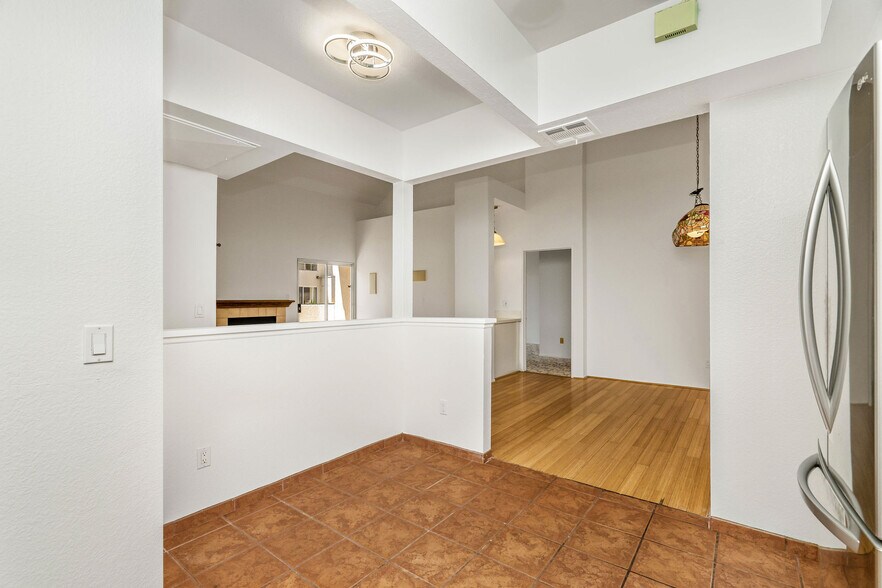 Building Photo - 5420 Sylmar Ave