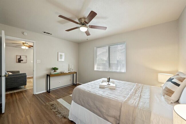 Building Photo - 703 Country Aire Dr