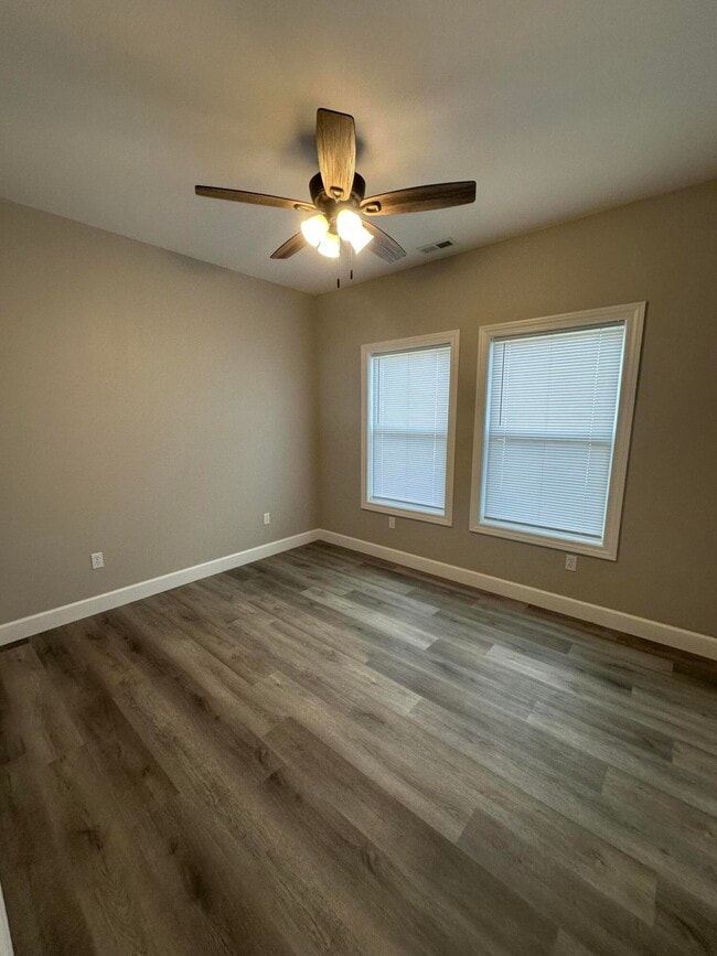 Building Photo - 726 Vine Dr