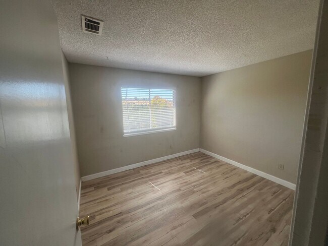 Building Photo - Spacious & Updated 4BD/2.5BA Home in Prime...