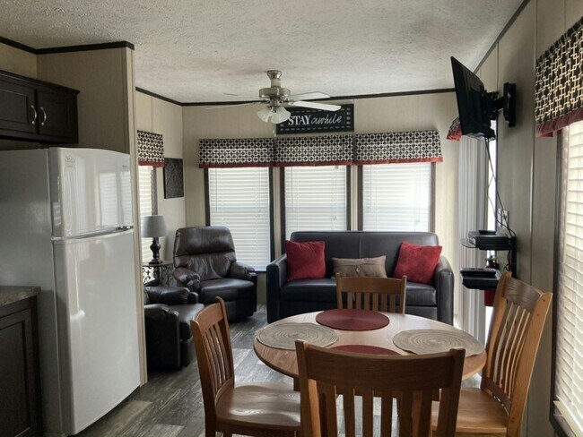 Building Photo - 1501 S Airport Dr