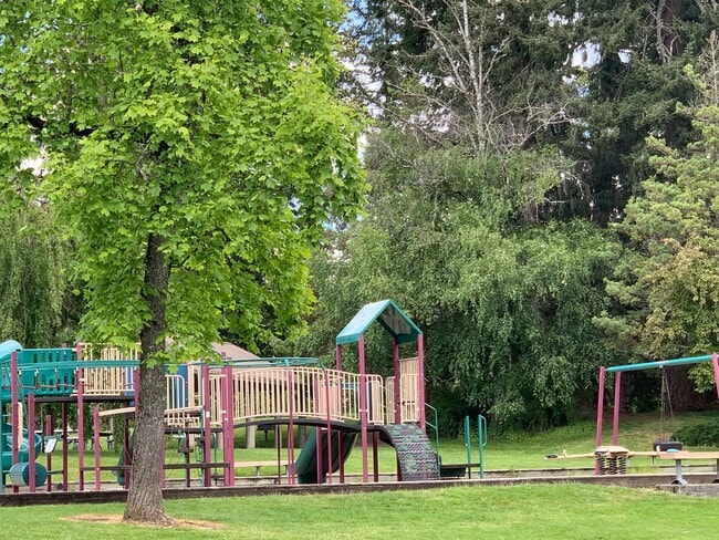 Building Photo - Spacious and bright