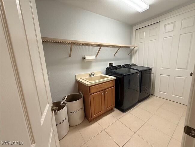 Building Photo - 10160 Bellavista Cir