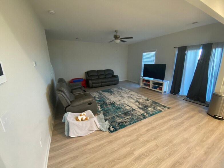 Building Photo - 1112 Sapphire Dr