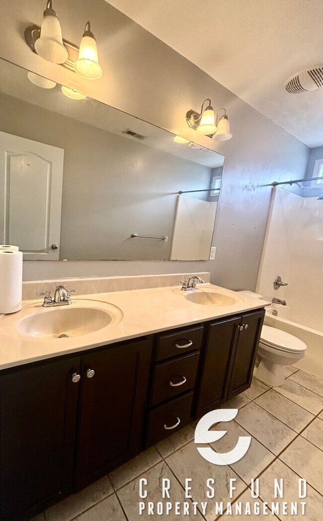 Building Photo - 4BR 2.5 Bath with Screened Porch and priva...
