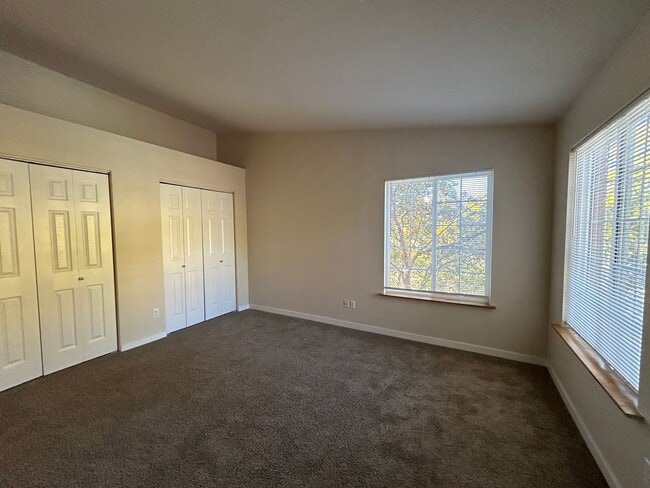 Building Photo - Comfortable 2BR Near Campus