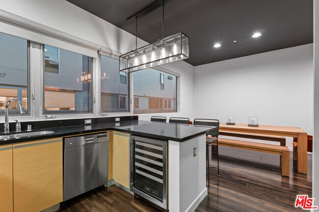 Building Photo - 310 Washington Blvd