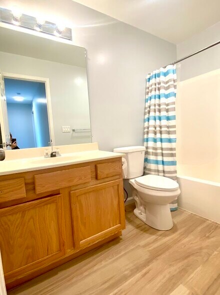 Upstairs Full Bathroom - 24 Sandstone Ct