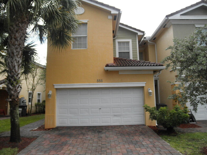 Primary Photo - 888 Pipers Cay Dr