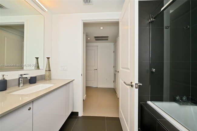 Building Photo - 1600 NE 1st Ave