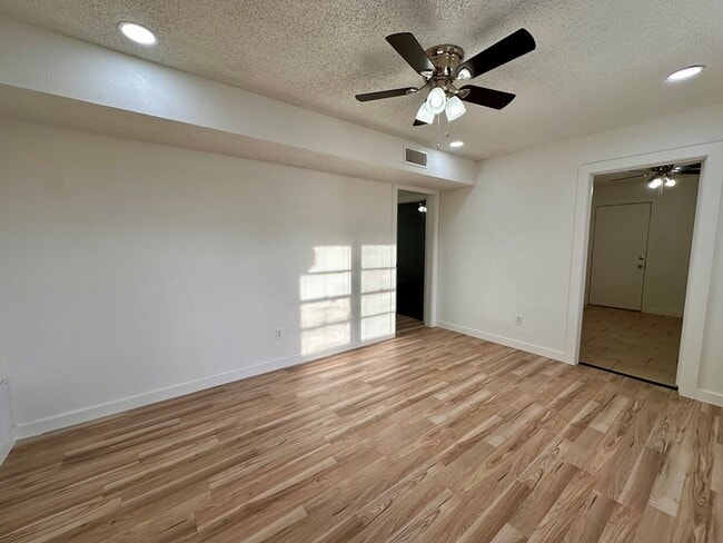 Building Photo - 3120 Chestnut Ave