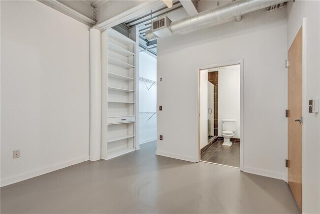 Building Photo - 400 Village Pkwy