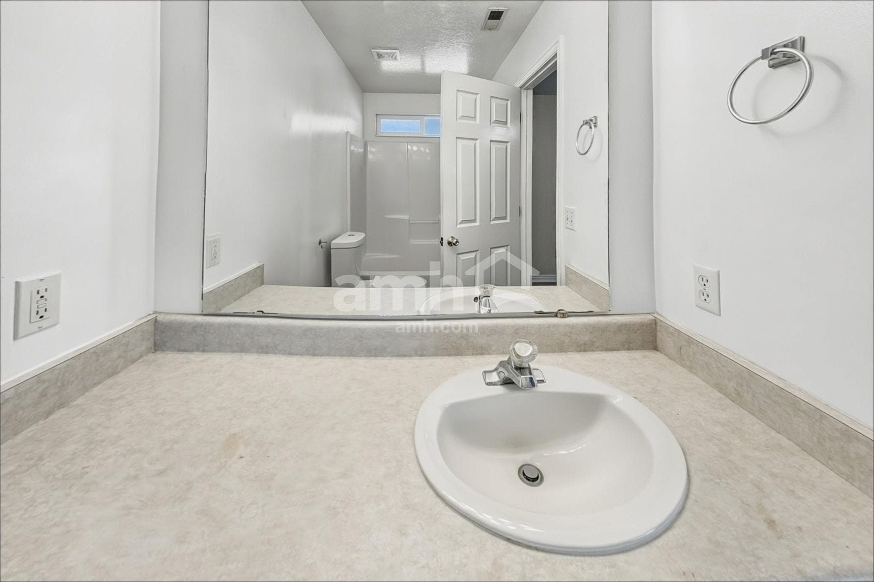 Building Photo - 555 E 700 N