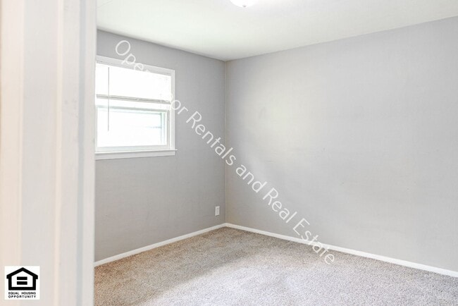 Building Photo - 2 Bedroom duplex available now!